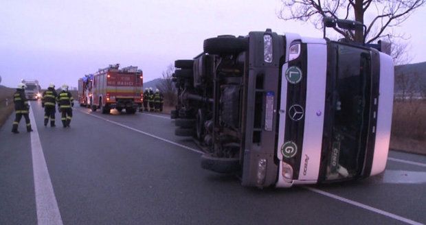 Vítr si hrál s náklaďáky na Slovensku jako s hračkami, řidiči byli uvězněni v kabinách