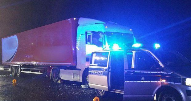 Řidič kamionu zemřel na dálnici za jízdy: Neovladatelný kolos zastavovali řidiči i pěší 