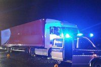Řidič kamionu zemřel na dálnici za jízdy: Neovladatelný kolos zastavovali řidiči i pěší