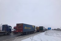 Dlouhé kolony na příjezdech do Prahy! Řidiči kvůli sněhu stráví v zácpě i hodinu