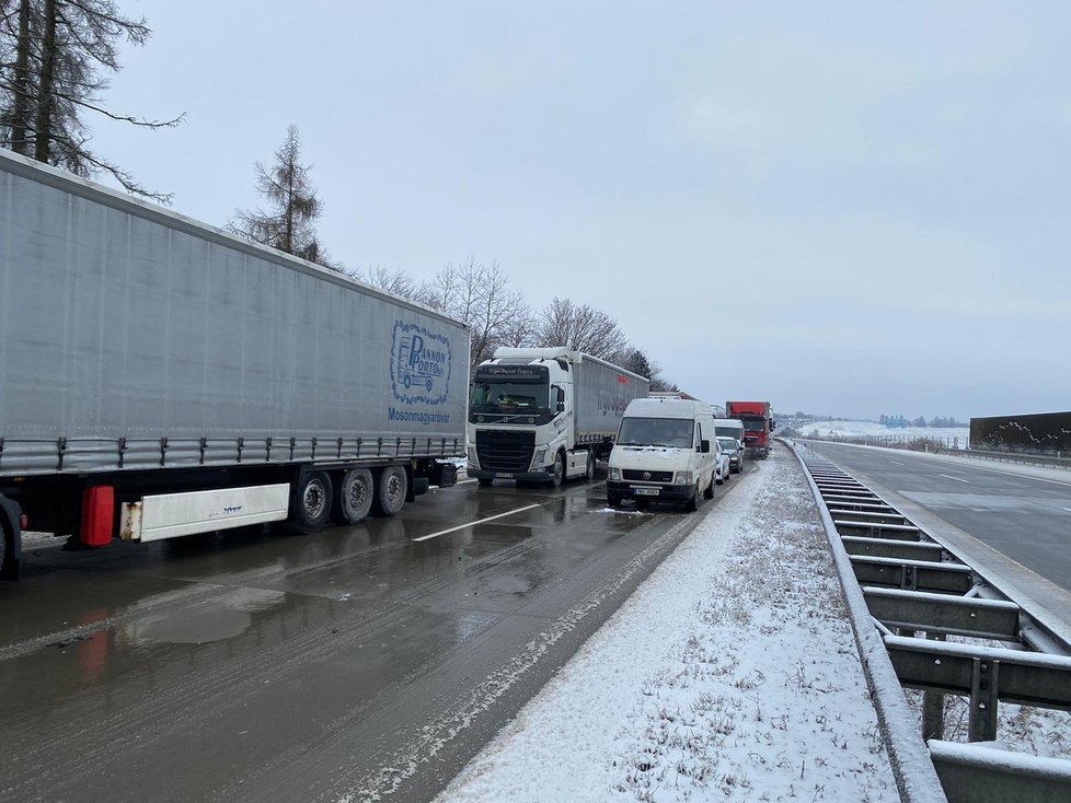 Sníh způsobil vážné komplikace na dálnici D1 na Vysočině. (8.2.2021)