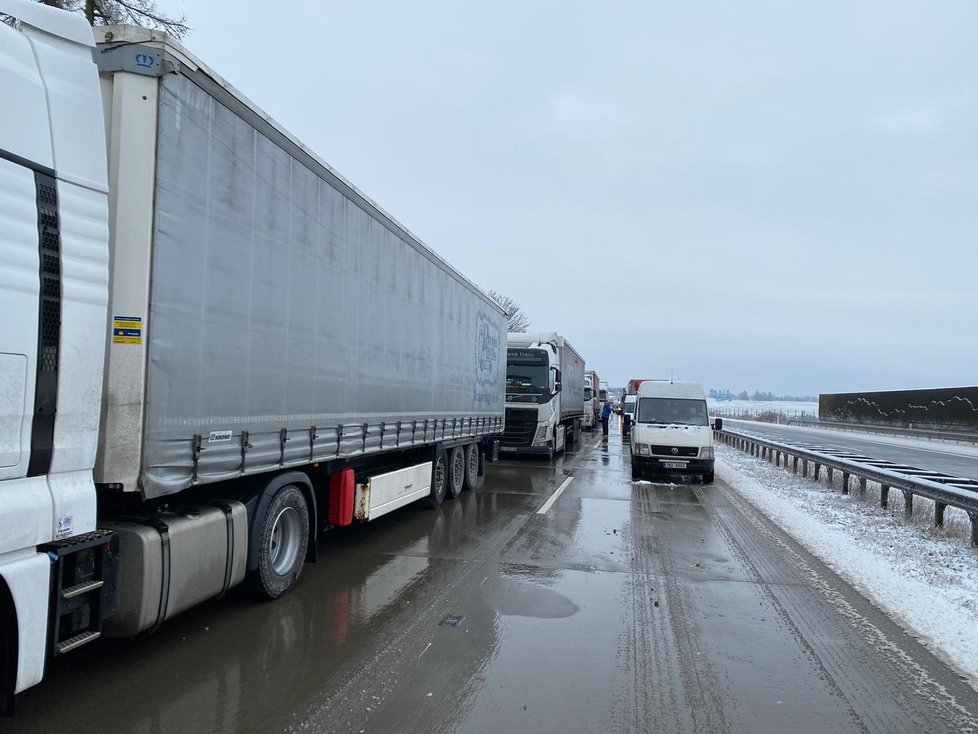 Sníh způsobil vážné komplikace na dálnici D1 na Vysočině. (8.2.2021)