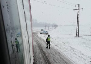 Pan Pataki uvízl s kamionem v nesjízdném kopci z Kobylnice do Šlapanic. Jeho i kolegy zachránili šlapaničtí strážníci, kteří zorganizovali posyp a pluhování silnice.