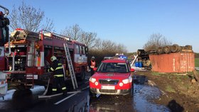 Mezi obcemi Slaný a Mšec se převrátil kamion na střechu a začal hořet. Řidič se lehce zranil.