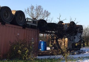 Mezi obcemi Slaný a Mšec se převrátil kamion na střechu a začal hořet. Řidič se lehce zranil.