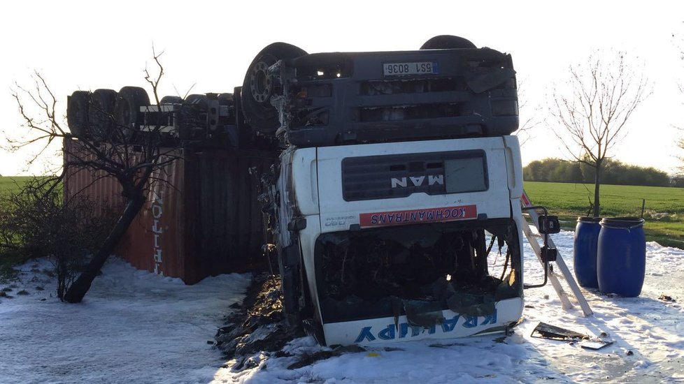 Mezi obcemi Slaný a Mšec se převrátil kamion na střechu a začal hořet. Řidič se lehce zranil.