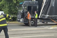 Řidič kamionu strhnul troleje a pokusil se ujet. O kousek dál se zasekl pod mostem