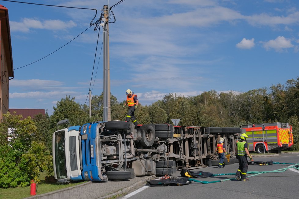 Hasiči v Trojanovicích 12 hodin vyprošťovali převržený kamion a mnohatunový kontejner s nákladem, který převážel.