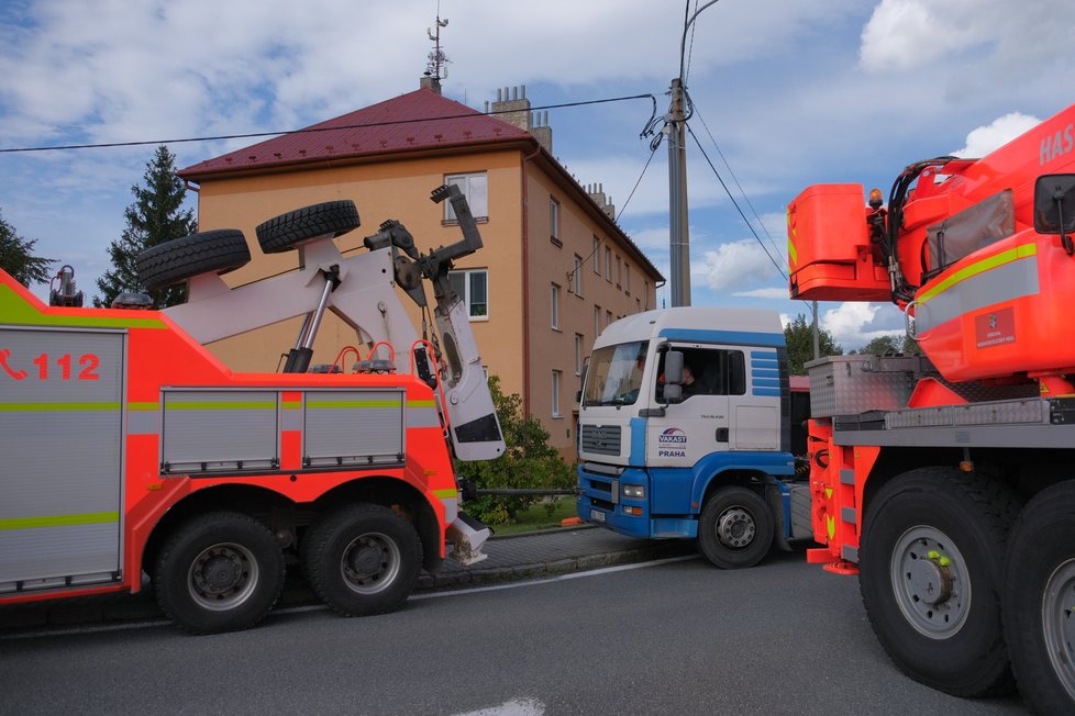 Hasiči v Trojanovicích 12 hodin vyprošťovali převržený kamion a mnohatunový kontejner s nákladem, který převážel.