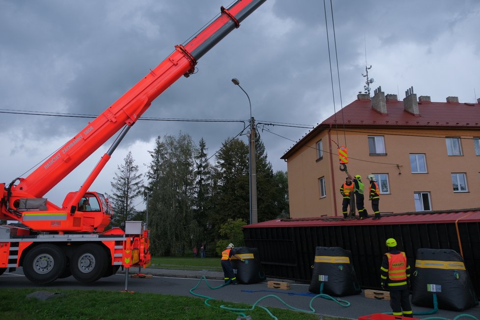 Hasiči v Trojanovicích 12 hodin vyprošťovali převržený kamion a mnohatunový kontejner s nákladem, který převážel.