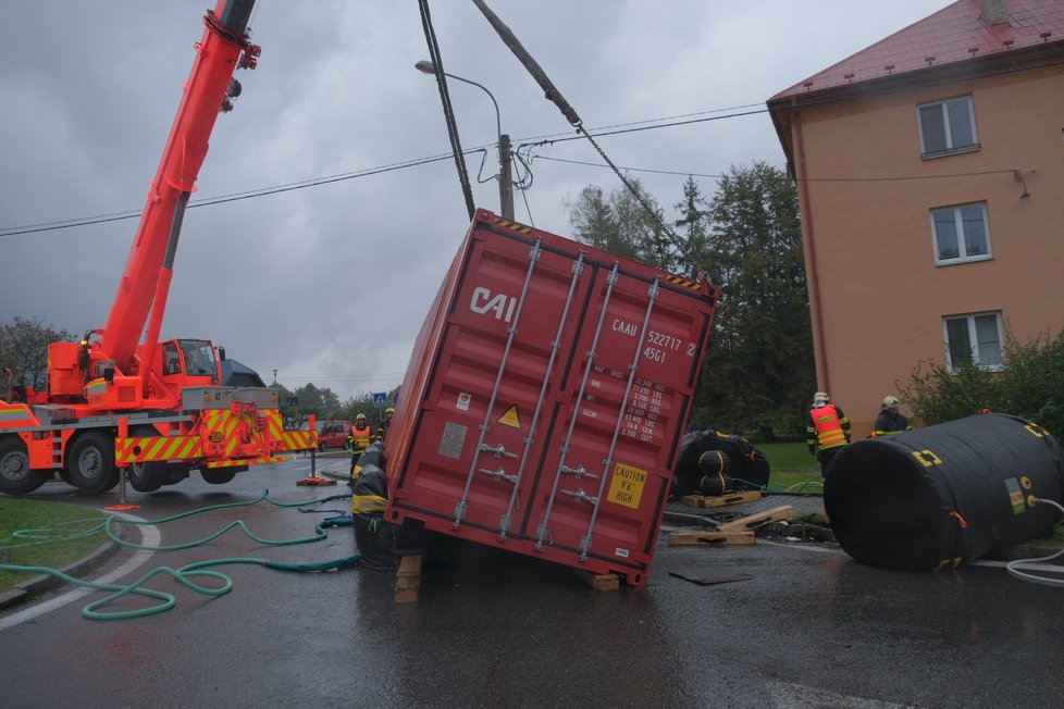 Hasiči v Trojanovicích 12 hodin vyprošťovali převržený kamion a mnohatunový kontejner s nákladem, který převážel.