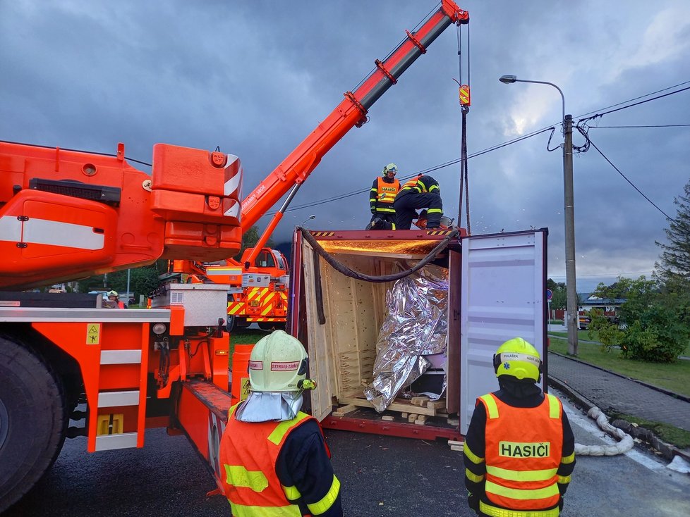 Hasiči v Trojanovicích 12 hodin vyprošťovali převržený kamion a mnohatunový kontejner s nákladem, který převážel.