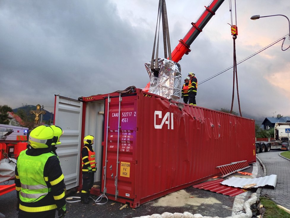 Hasiči v Trojanovicích 12 hodin vyprošťovali převržený kamion a mnohatunový kontejner s nákladem, který převážel.