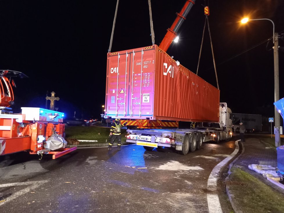 Hasiči v Trojanovicích 12 hodin vyprošťovali převržený kamion a mnohatunový kontejner s nákladem, který převážel.