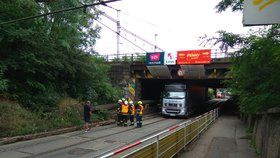 Ke stejné situaci jako je ta dnešní došlo ve středu. Kamion se zasekl pod viaduktem a strhl troleje.