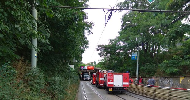 Ke stejné situaci jako je ta dnešní došlo ve středu. Kamion se zasekl pod viaduktem a strhl troleje.