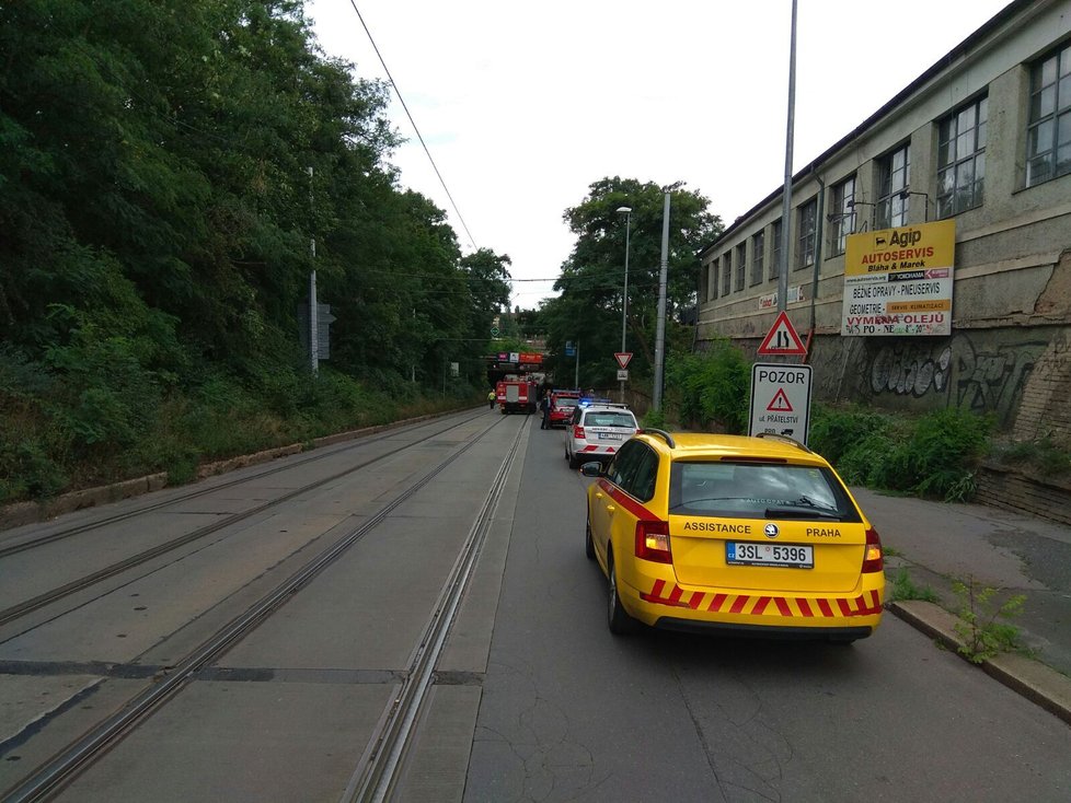 Ke stejné situaci jako je ta dnešní došlo ve středu. Kamion se zasekl pod viaduktem a strhl troleje.