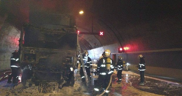 Nehoda kamionu v Lochkovském tunelu obousměrně odstavila komunikaci na tři hodiny.