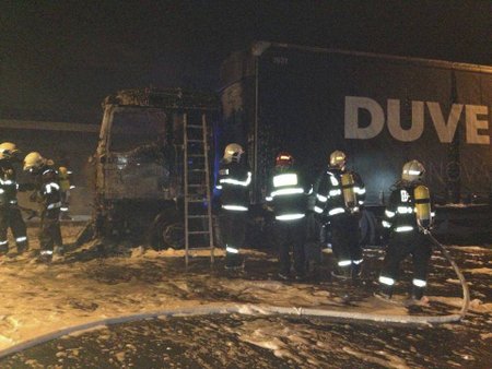 Nehoda kamionu v Lochkovském tunelu obousměrně odstavila komunikaci na tři hodiny.