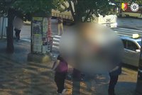 Habaďůra v centru Prahy: Cizinec nahlásil brutální přepadení. Přitom pouze nastavil tvář zrcátku kamionu!