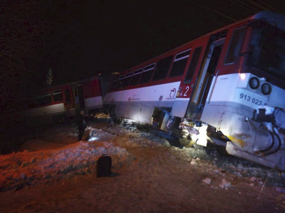 Vážná nehoda si na Slovensku vyžádala 7 zraněných. Český kamion se tam srazil s vlakem.