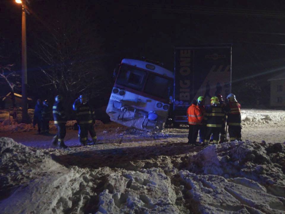 Vážná nehoda si na Slovensku vyžádala 7 zraněných. Český kamion se tam srazil s vlakem.