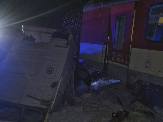Vážná nehoda si na Slovensku vyžádala 7 zraněných. Český kamion se tam srazil s vlakem.