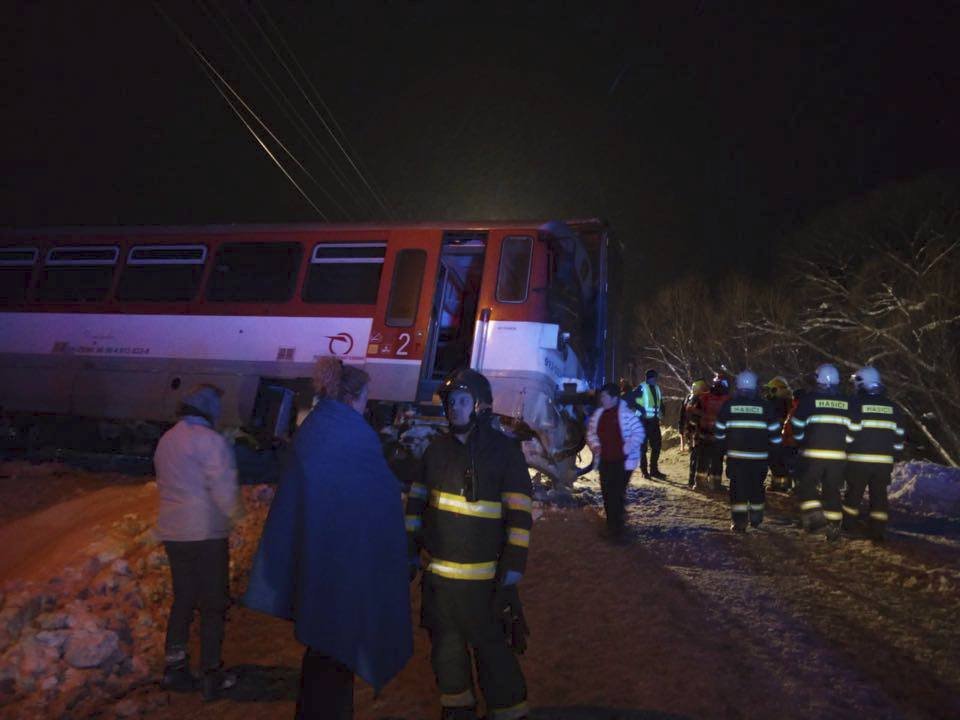 Vážná nehoda si na Slovensku vyžádala 7 zraněných. Český kamion se tam srazil s vlakem.