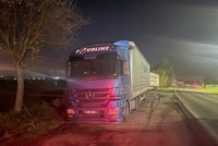 Smrt kamioňáka u Zdib: Cizince našli mrtvého v kabině zaparkovaného vozu