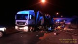 Kamion se v Plzni nevešel pod most: Vysypal náhradní díly, škoda je 20 milionů