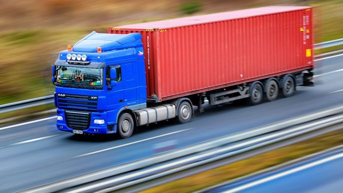 Kamionoví dopravci přišli až o čtyřicet procent zakázek z automobilového průmyslu.