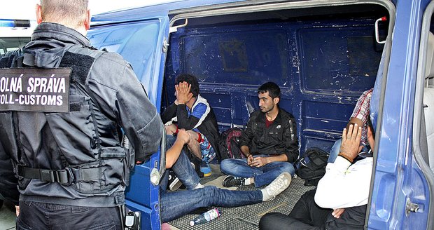 Dodávka plná migrantů ujížděla policii. Vezla i děti, bourala u Bratislavy