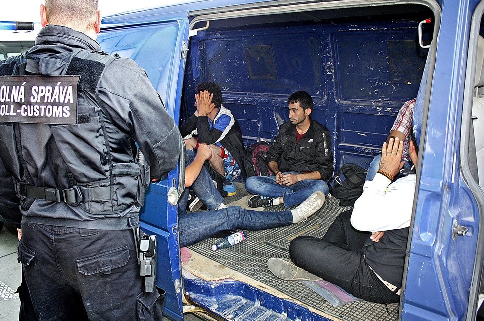 Tyto migranty ze Sýrie zajistili celníci ve slovenském Čunově.