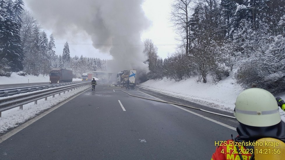 Nehoda tří kamionů na dálnici D5 u Rozvadova na Tachovsku.