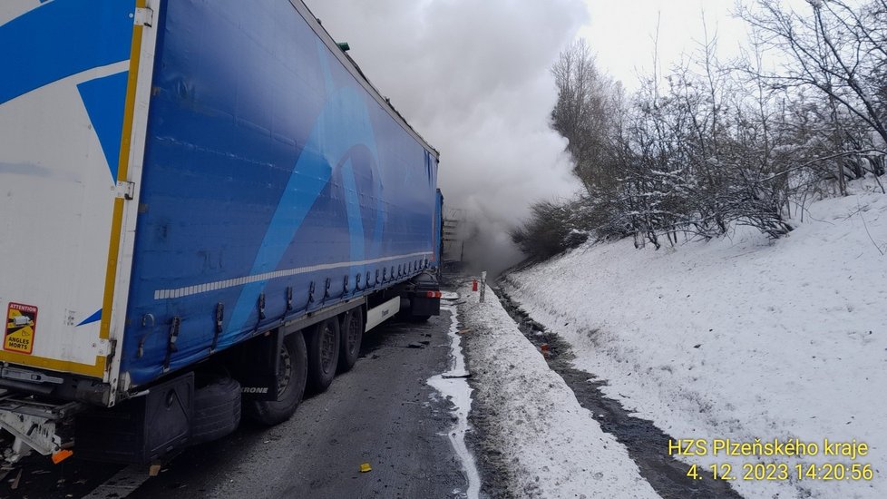 Nehoda tří kamionů na dálnici D5 u Rozvadova na Tachovsku.