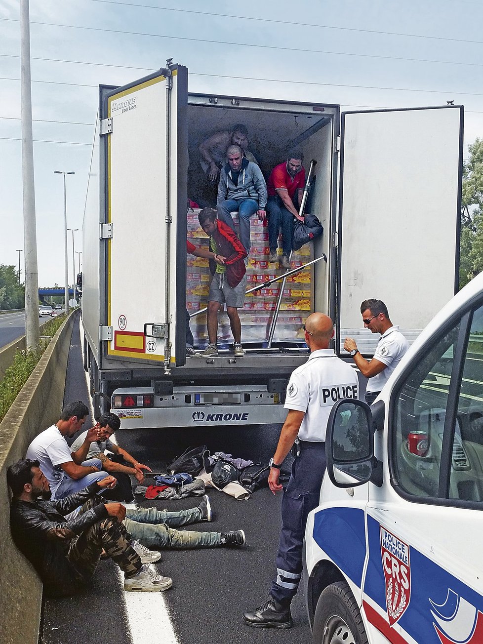 Z návěsu kamionu postupně doslova vypadalo patnáct migrantů, někteří z nich těsně před kolapsem.