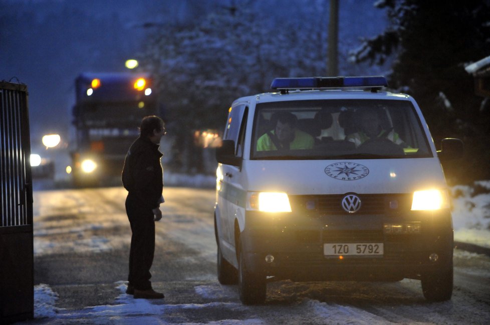 První kamion s vyskladněnou municí vyjel 2. února. Doprovázela jej policejní dodávka.