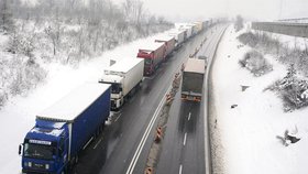 Kvůli zavedení elektronického mýta na Slovensku stojí kamiony už čtvrtý den na hraničním přechodu v Mostech u Jablunkova