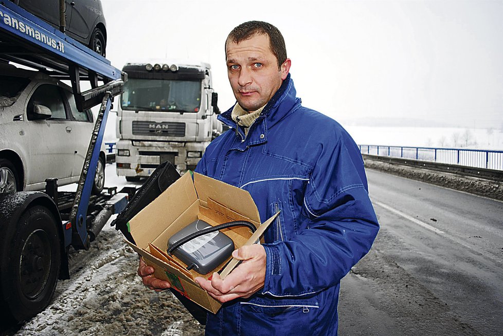 Jarek A. se pochlubil koupí čtečky mýtného. Musel pro ni jít pět kilometrů pěšky.