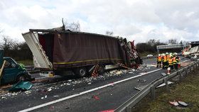 D1 zhruba do 16. hodiny uzavřela nehoda čtyř kamionů, řidič, který bouračku způsobil, byl zřejmě opilý.