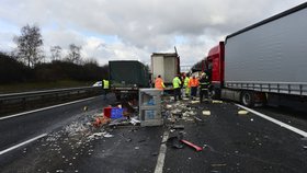 Nehoda čtyř kamionů, řidič, který bouračku způsobil, byl zřejmě opilý.