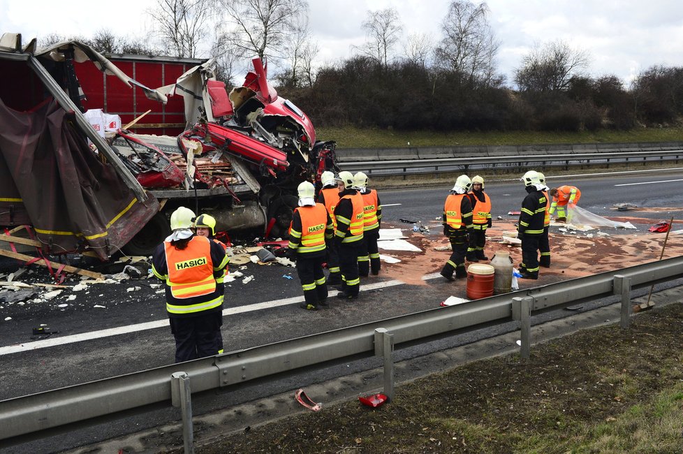 D1 zhruba do 16 hodiny uzavřela nehoda čtyř kamionů, řidič, který bouračku způsobil, byl zřejmě opilý.