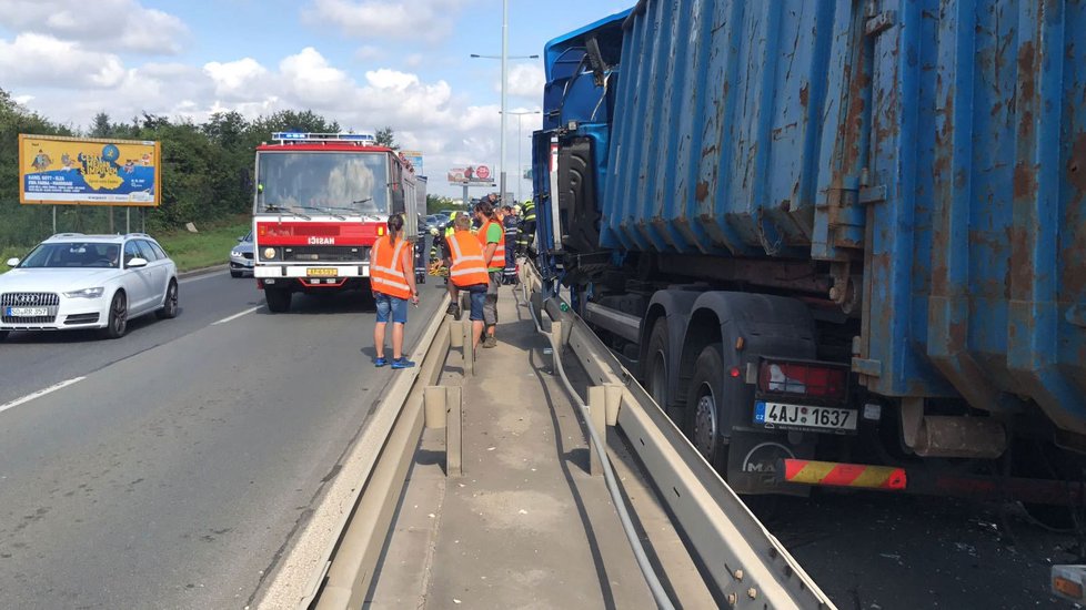 Čtyři kamiony ucpaly vozovku.