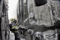 Ranní požár v Brně-Slatině zničil dva kamiony, v centru města někdo podpálil tři osobáky. Škody jdou do milionů