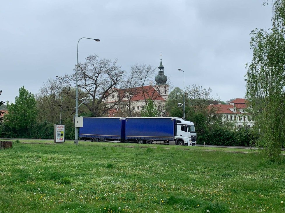 Starosta Prahy 6 Ondřej Kolář (TOP 09) upozornil magistrát na to, že Praha 6 je přecpaná automobily a jezdí sem i kamiony.