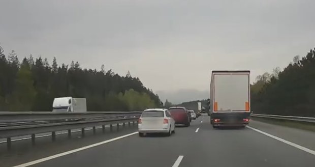 Zdouhavé dvoukilometrové předjíždění kamionů na dálnici D5.