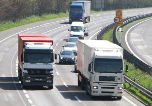 Předjíždění kamionů mezi sebou lidi rozčiluje. Podle experta na nákladní dopravu ale nemají jinou možnost.