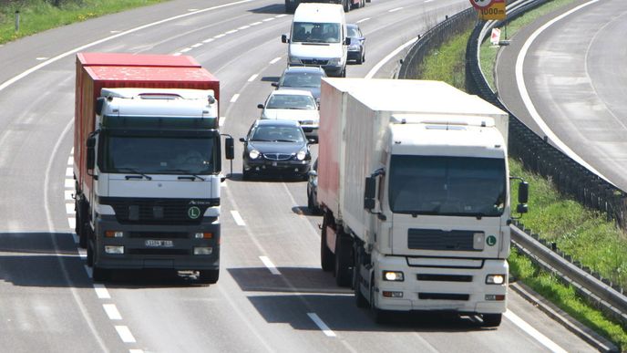 Předjíždění kamionů mezi sebou lidi rozčiluje. Podle experta na nákladní dopravu ale nemají jinou možnost.