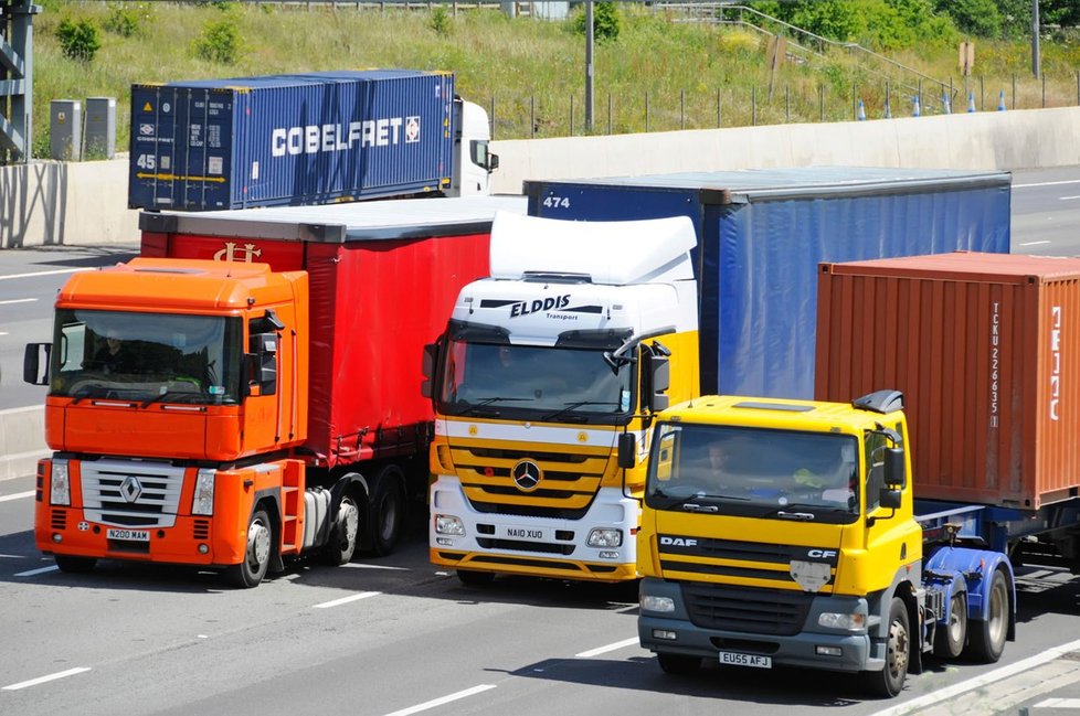 Českého řidiče kamionu řešili i v Bruselu: „Výplaty se falšují a komise musí jednat“.