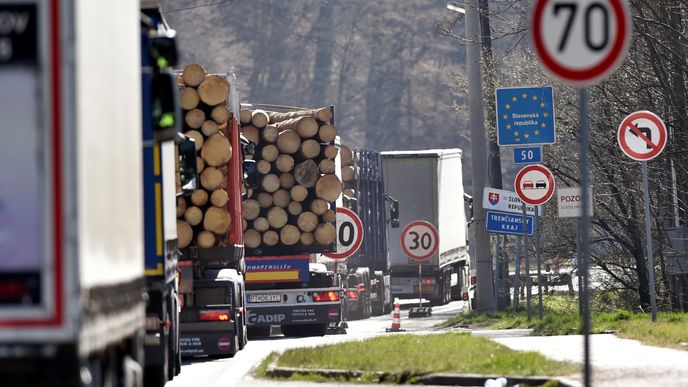 Slovensku chybějí tisíce řidičů kamionů. (ilustrační foto)